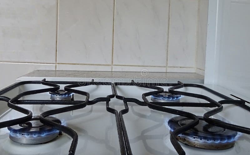 Estufa metal-gas de acero del color blanco que cocina en tamaño pequeño grande de los quemadores de gas del combustible cuatro de fotografía de archivo Estufa metal-gas de acero del color blanco que cocina en tamaño pequeño grande de los quemadores de gas del combustible cuatro de fotografía de archivo