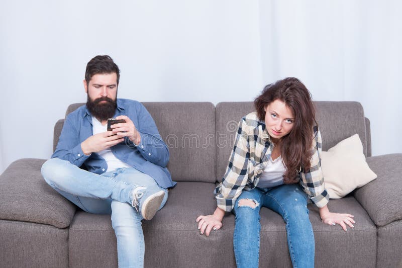Está ignorando-a todo o tempo Pares virados com problema das relações Acople no amor que senta-se no sofá Pares infelizes fotos de stock Está ignorando-a todo o tempo Pares virados com problema das relações Acople no amor que senta-se no sofá Pares infelizes fotos de stock