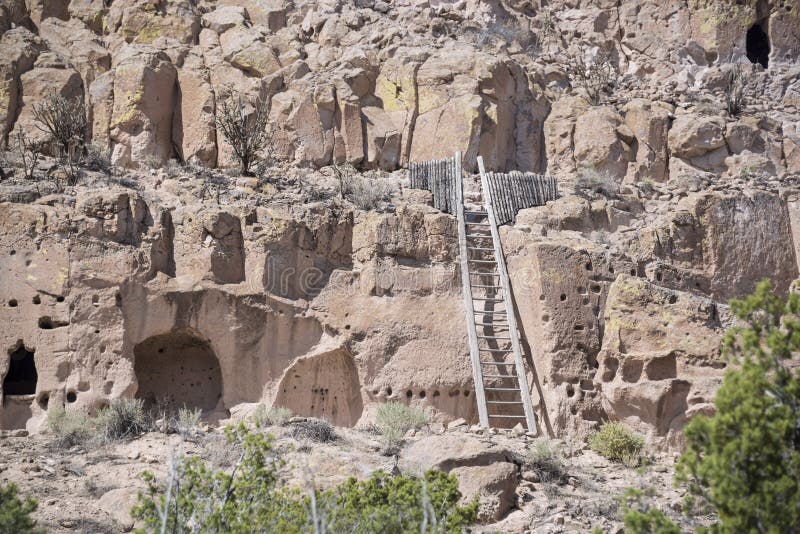 Está runas Puye Cliff Dwellings donde gente antigua del pueblo, llamada Anasazi, vivo