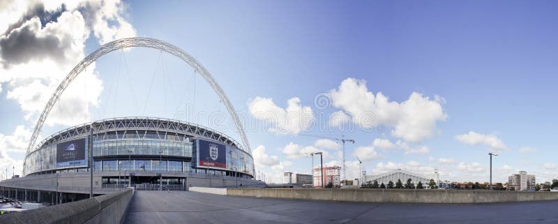 Estádio de Wembley em um dia ensolarado fotografia de stock royalty free Estádio de Wembley em um dia ensolarado fotografia de stock royalty free