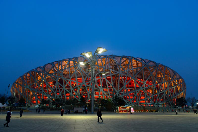 Estádio nacional do ninho do pássaro de China do Pequim na noite imagens de stock royalty free Estádio nacional do ninho do pássaro de China do Pequim na noite imagens de stock royalty free