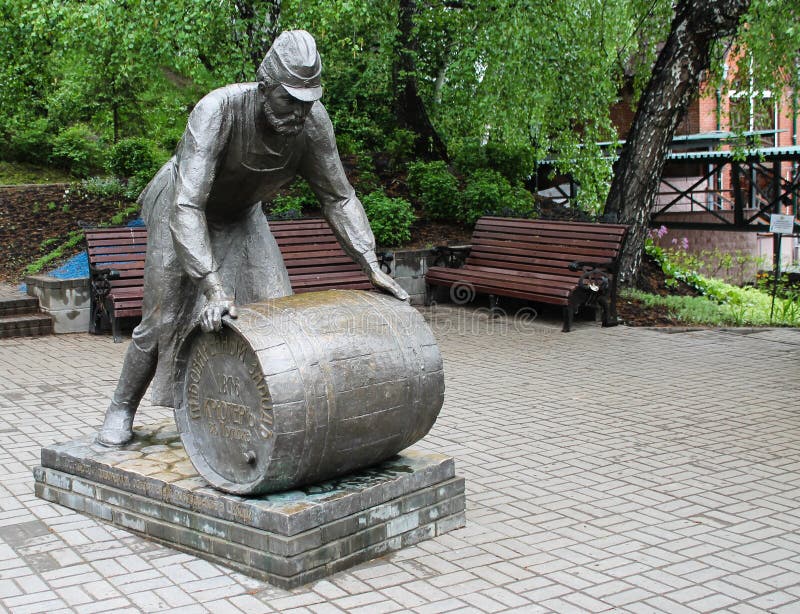 Estátua aos cervejeiros siberian na aleia dos cervejeiros na cidade de Tomsk fotografia de stock royalty free Estátua aos cervejeiros siberian na aleia dos cervejeiros na cidade de Tomsk fotografia de stock royalty free