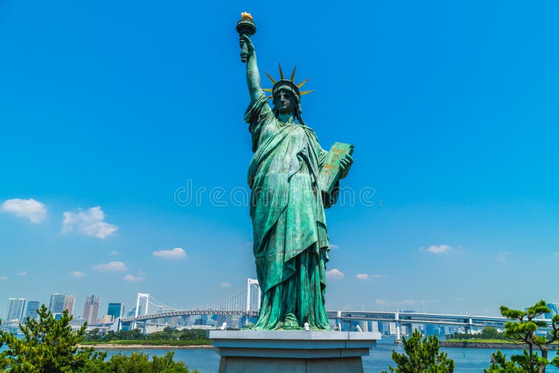 Estátua da liberdade com a ponte do arco-íris na ilha do odaiba fotografia de stock royalty free Estátua da liberdade com a ponte do arco-íris na ilha do odaiba fotografia de stock royalty free
