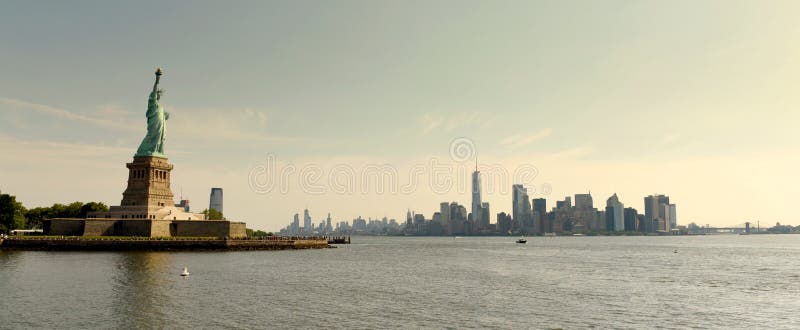 Estátua da liberdade e distrito financeiro em mais baixo Manhattan, novo fotos de stock royalty free Estátua da liberdade e distrito financeiro em mais baixo Manhattan, novo fotos de stock royalty free