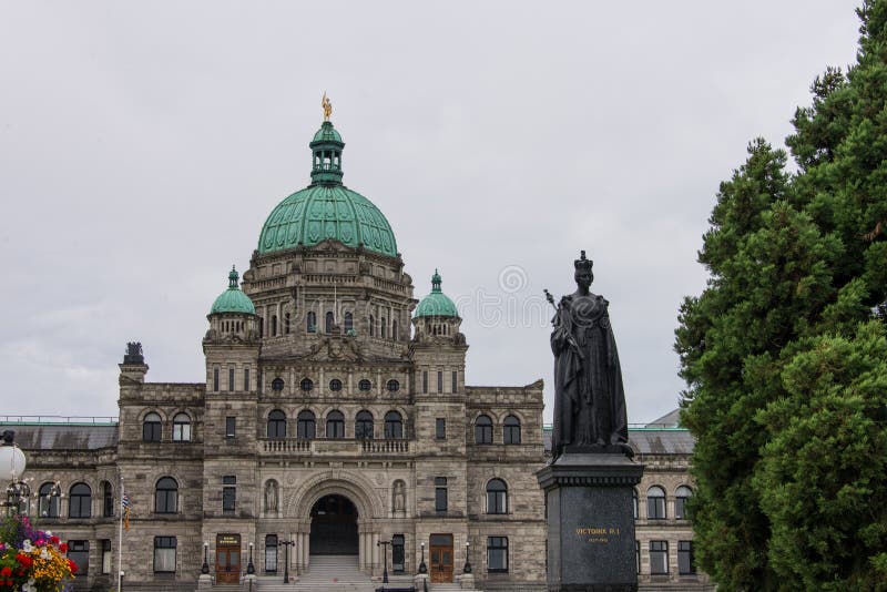 Estátua da rainha Victoria, construção do parlamento do Columbia Britânica, Canadá fotos de stock Estátua da rainha Victoria, construção do parlamento do Columbia Britânica, Canadá fotos de stock