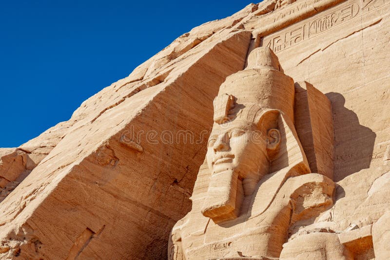 Estátua da rocha de Abu Simbel de Ramesses II no local da herança do UNESCO na vila Egito de Abu Simbel fotos de stock Estátua da rocha de Abu Simbel de Ramesses II no local da herança do UNESCO na vila Egito de Abu Simbel fotos de stock