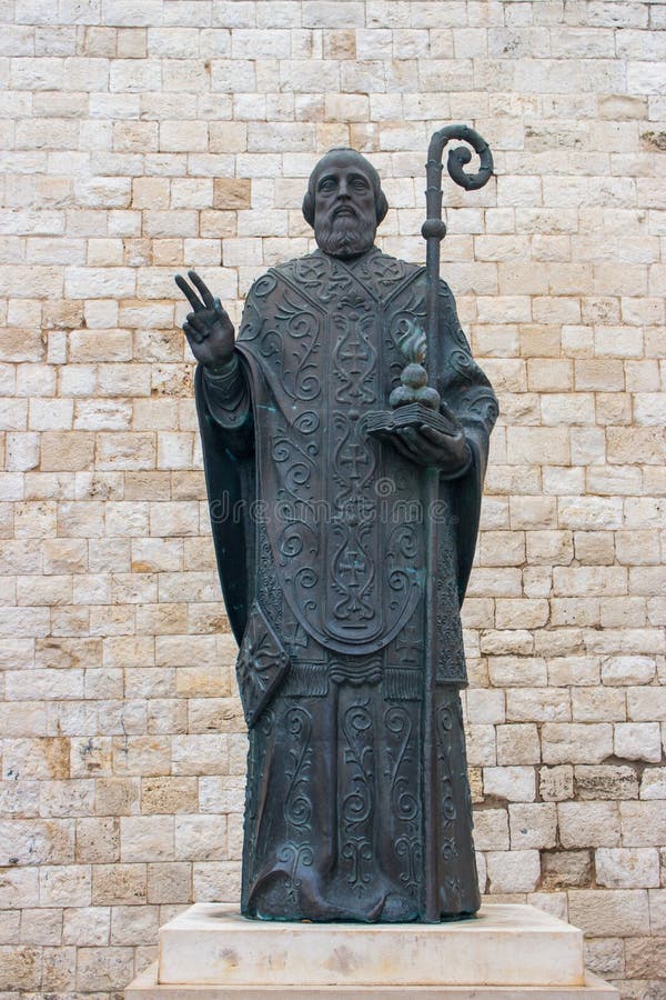 Estátua da São Nicolau contra a parede de pedra em Itália, Bari Monumento italiano da arte Conceito religioso da cultura