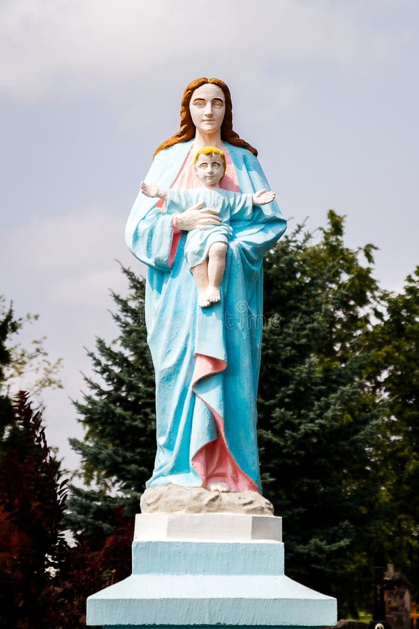 A estátua da Virgem Maria e do bebê Jesus Christ imagens de stock A estátua da Virgem Maria e do bebê Jesus Christ imagens de stock