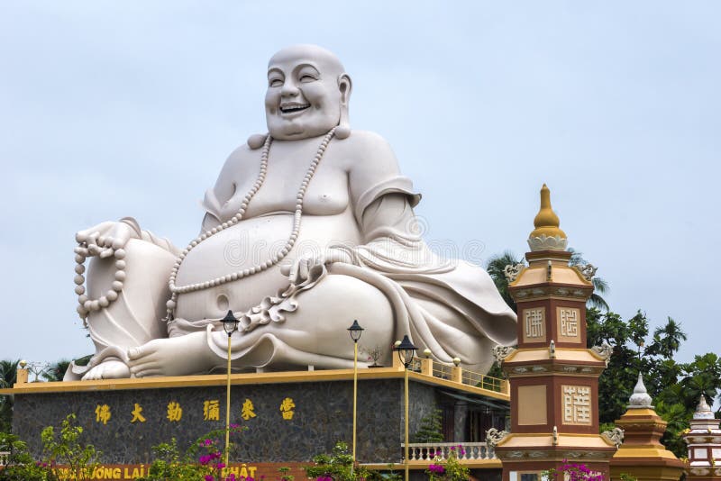 Estátua de assento branca maciça da Buda no pagode de Vinh Trang, Vietna fotos de stock Estátua de assento branca maciça da Buda no pagode de Vinh Trang, Vietna fotos de stock