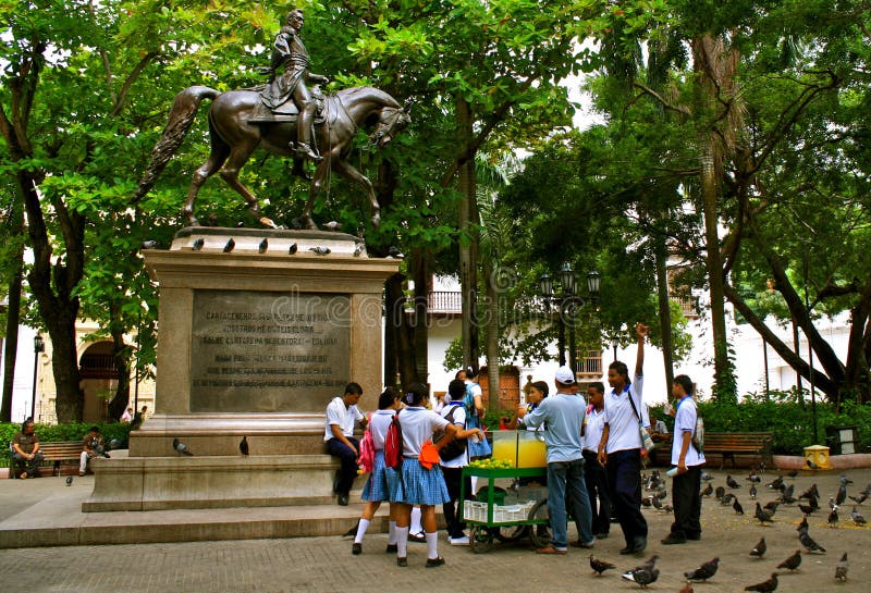 Estátua de Bolivar com estudantes colombianos imagem de stock Estátua de Bolivar com estudantes colombianos imagem de stock