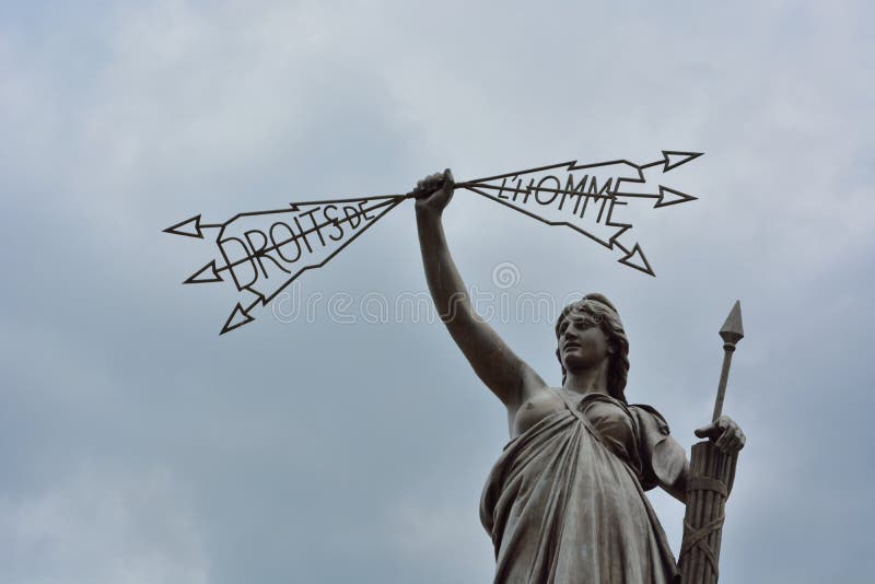 A estátua de direitos humanos em Aurillac imagens de stock A estátua de direitos humanos em Aurillac imagens de stock