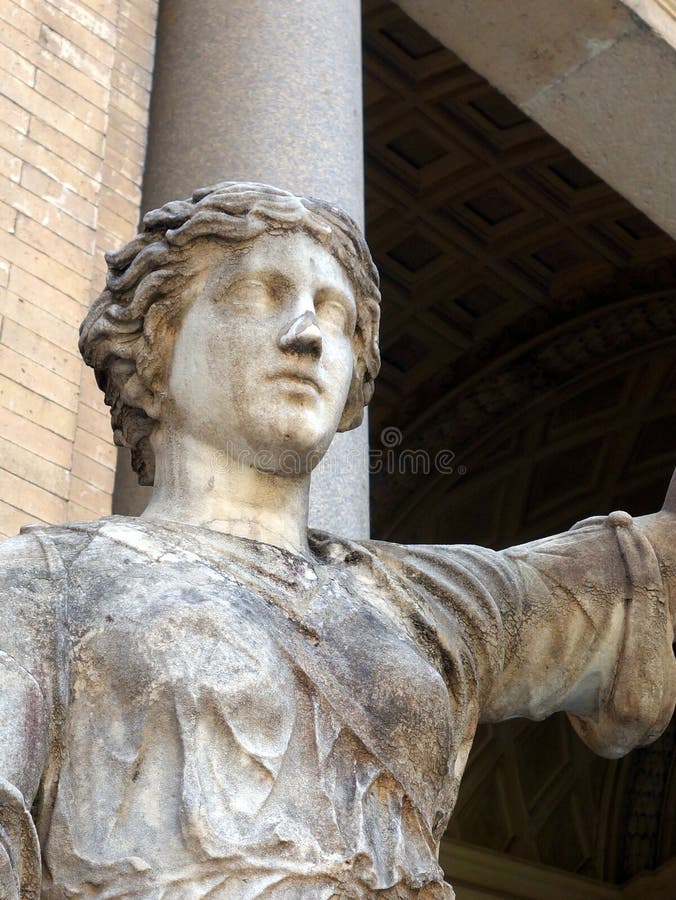 Estátua de mármore da fêmea do grego clássico, museu do Vaticano imagem de stock royalty free Estátua de mármore da fêmea do grego clássico, museu do Vaticano imagem de stock royalty free