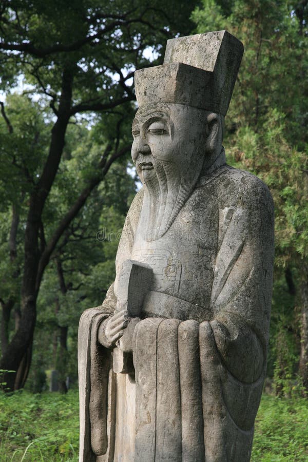 Estátua de pedra do oficial civil antigo (guardião), cemitério de Confucius, Qufu, província de Shangdong, China fotos de stock Estátua de pedra do oficial civil antigo (guardião), cemitério de Confucius, Qufu, província de Shangdong, China fotos de stock