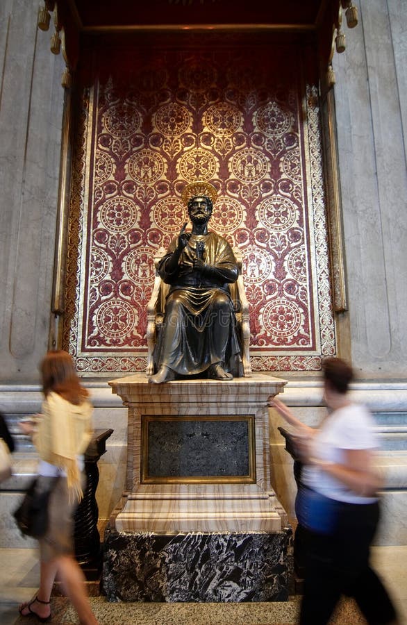 A estátua de Saint Peter na basílica do St. Peter imagens de stock A estátua de Saint Peter na basílica do St. Peter imagens de stock