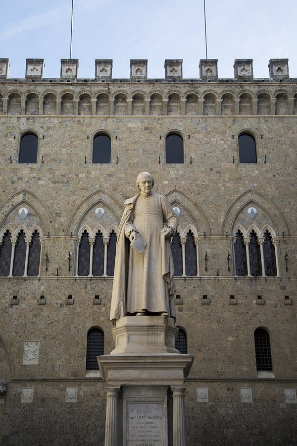 Estátua de Sallustio Bandini em Siena, Itália imagem de stock Estátua de Sallustio Bandini em Siena, Itália imagem de stock
