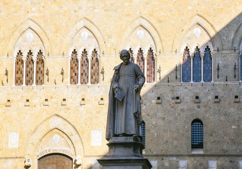 estátua de Sallustio Bandini na praça Salimbeni foto de stock estátua de Sallustio Bandini na praça Salimbeni foto de stock