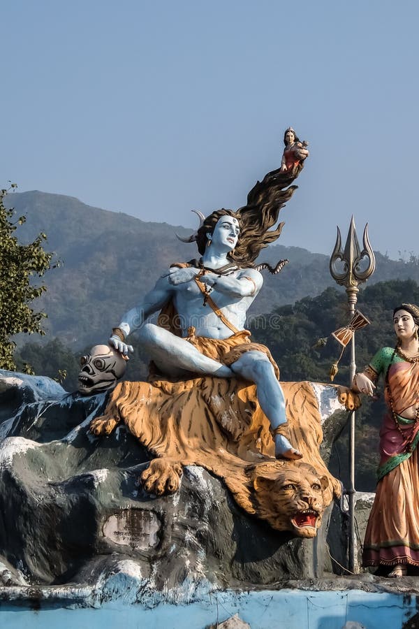 Estátua de Shiva na terraplenagem do rio de Ganga em Rishikesh, Índia fotografia de stock Estátua de Shiva na terraplenagem do rio de Ganga em Rishikesh, Índia fotografia de stock