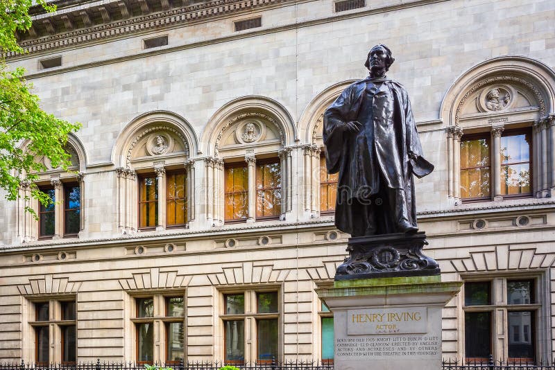 Estátua de Sir Henry Irving ao lado de National Portrait Gallery em Londres, Reino Unido foto de stock royalty free Estátua de Sir Henry Irving ao lado de National Portrait Gallery em Londres, Reino Unido foto de stock royalty free