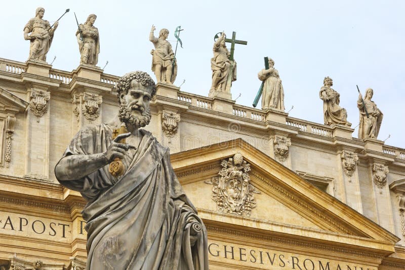 Estátua de St.peter e basílica, Roma foto de stock Estátua de St.peter e basílica, Roma foto de stock