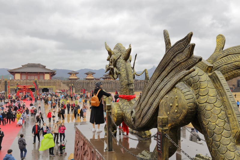 A estátua do dragão voador do Palácio do Imperador Qin em estúdios hengdian, adobe rgb