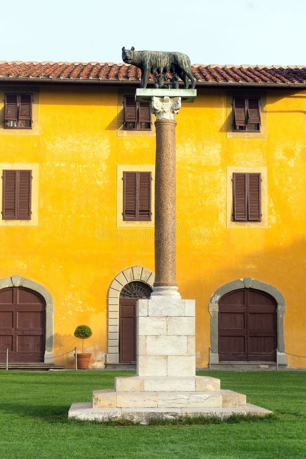 A estátua do ela-lobo no quadrado dos milagre em Pisa, Itália imagens de stock A estátua do ela-lobo no quadrado dos milagre em Pisa, Itália imagens de stock