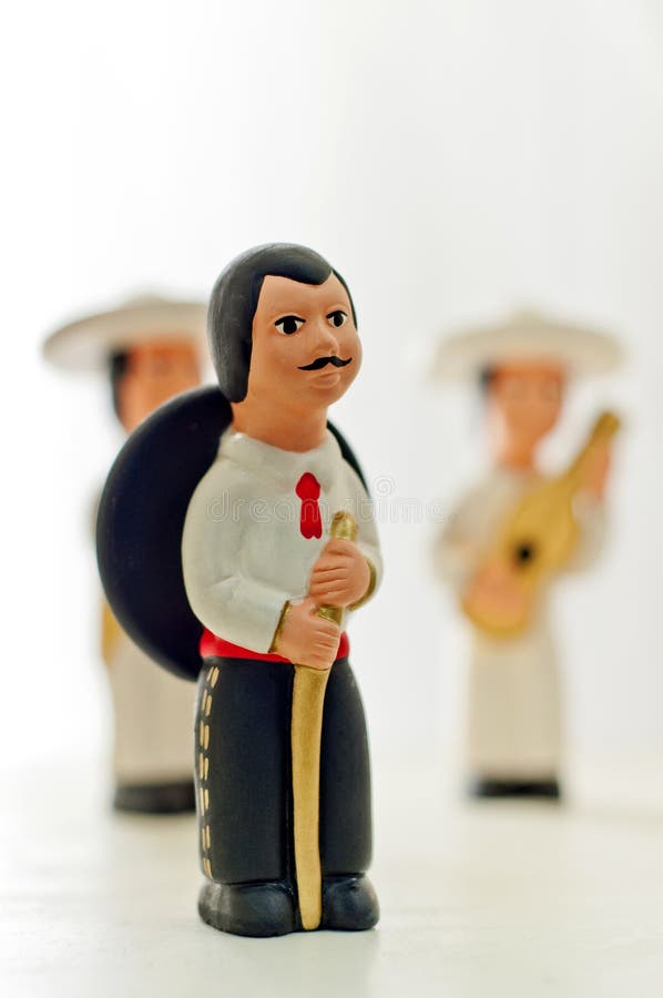 Estátua do homem mexicano com sombreiro em um fundo branco imagem de stock royalty free Estátua do homem mexicano com sombreiro em um fundo branco imagem de stock royalty free