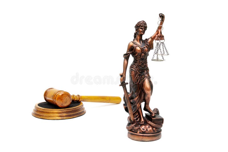 Estátua do martelo de justiça e dos juizes em um fundo branco fotos de stock Estátua do martelo de justiça e dos juizes em um fundo branco fotos de stock