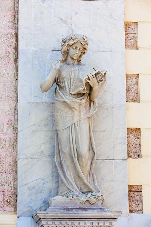 Estátua do musa do Calliope na fachada do teatro de Adolfo Mejia em Cartagena de Índia fotografia de stock Estátua do musa do Calliope na fachada do teatro de Adolfo Mejia em Cartagena de Índia fotografia de stock