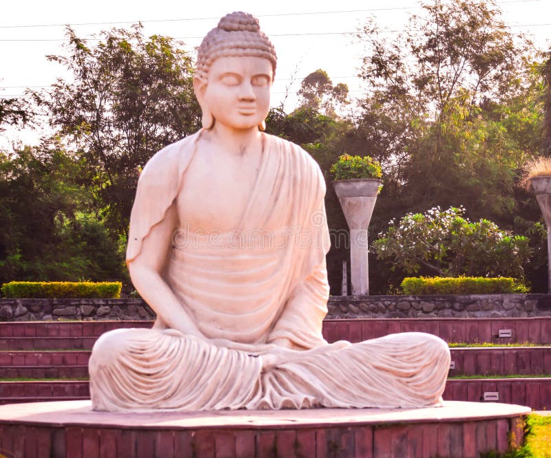 ESTÁTUA DO PARQUE PÚBLICO DO SENHOR BUDA EU UM fotografia de stock ESTÁTUA DO PARQUE PÚBLICO DO SENHOR BUDA EU UM fotografia de stock
