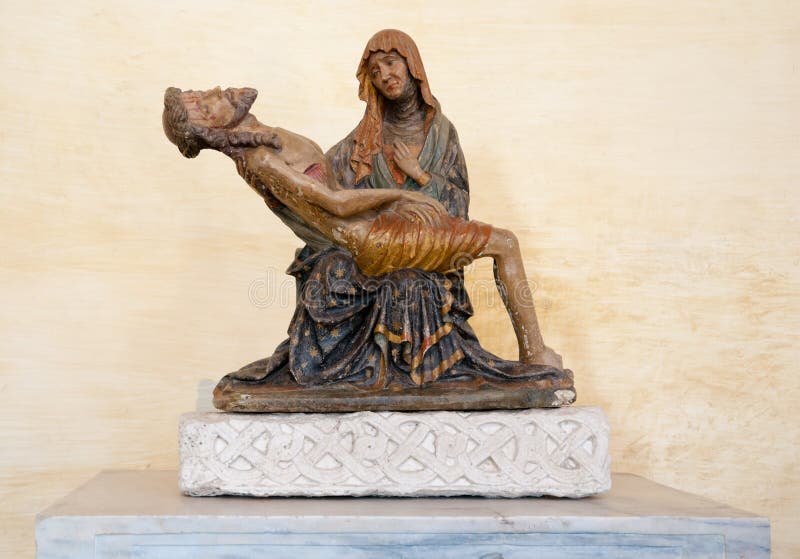 Estátua do pieta do La dentro de Basílica di Aquileia foto de stock royalty free Estátua do pieta do La dentro de Basílica di Aquileia foto de stock royalty free