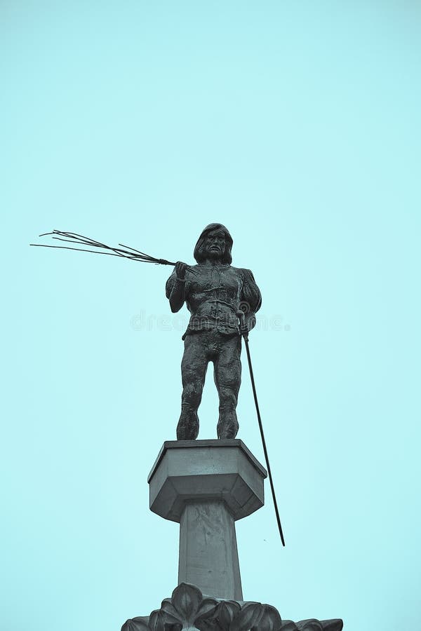 Estátua do punisher na parte superior o do pillory de pedra Pranger no mercado em Wroclaw, Polônia imagem de stock Estátua do punisher na parte superior o do pillory de pedra Pranger no mercado em Wroclaw, Polônia imagem de stock