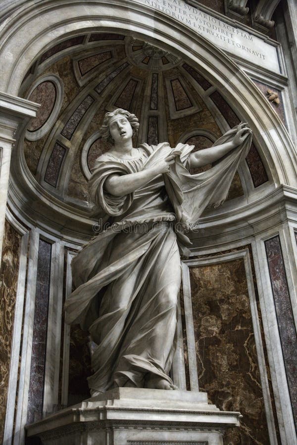 Estátua do Veronica de Saint dentro de Saint Peter.