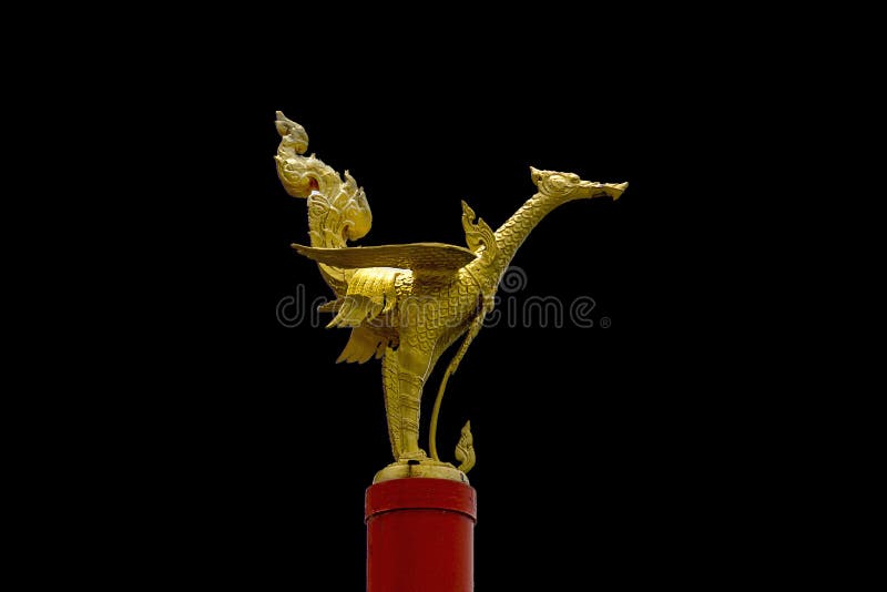 Estátua dourada da andorinha na extremidade das colunas vermelhas imagem de stock royalty free Estátua dourada da andorinha na extremidade das colunas vermelhas imagem de stock royalty free