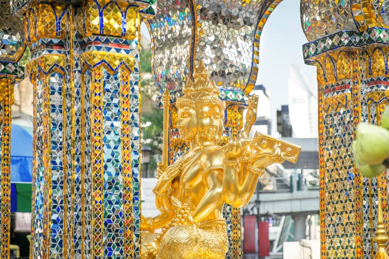 Estátua dourada de Thao Maha Phrom no santuário de Erawan imagens de stock royalty free Estátua dourada de Thao Maha Phrom no santuário de Erawan imagens de stock royalty free