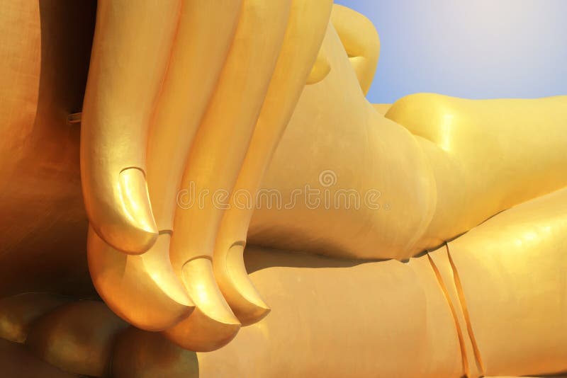 A estátua dourada a mais grande de buddha no templo tailandês fotografia de stock royalty free A estátua dourada a mais grande de buddha no templo tailandês fotografia de stock royalty free