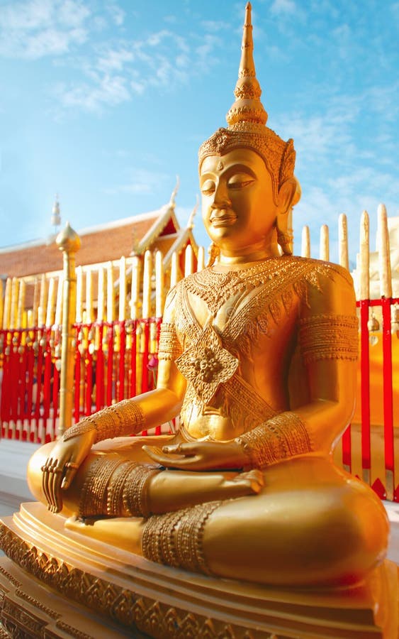 Estátua dourada tailandesa de buddha