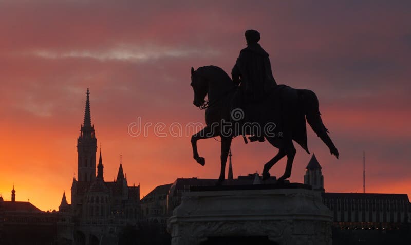 Estátua e St Matthias Church, Budapest, Hungria imagem de stock Estátua e St Matthias Church, Budapest, Hungria imagem de stock