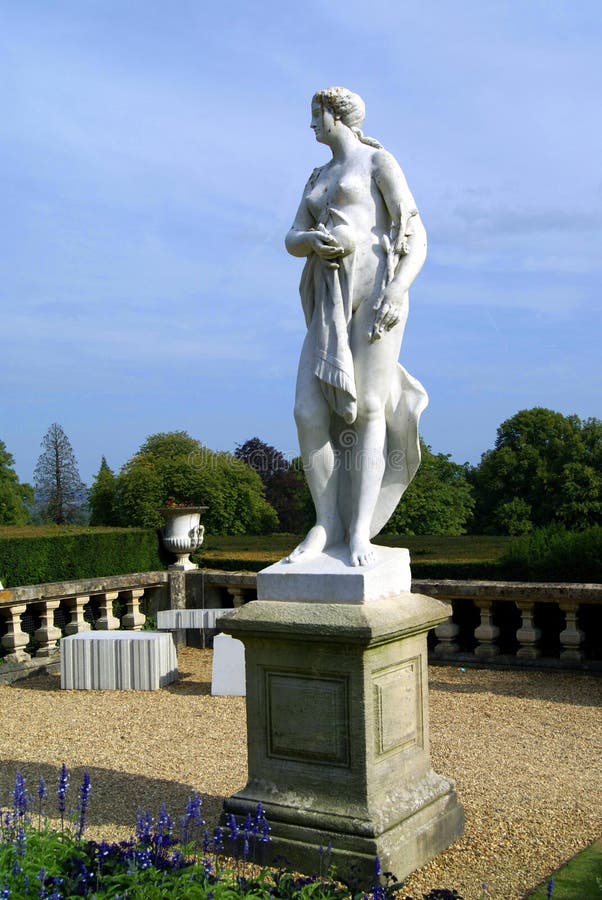 Estátua em um jardim, Inglaterra do Afrodite imagens de stock Estátua em um jardim, Inglaterra do Afrodite imagens de stock