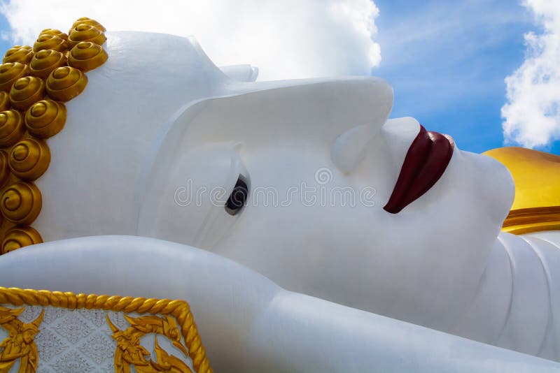 Estátua enorme de buddha com céu azul imagens de stock Estátua enorme de buddha com céu azul imagens de stock