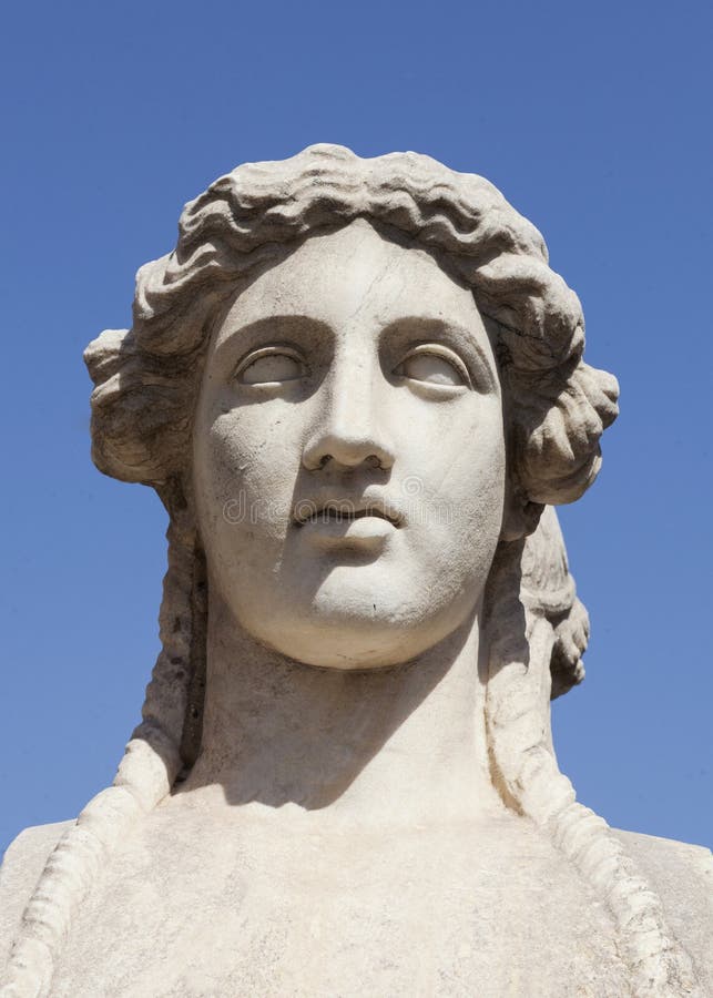 Estátua fêmea grega