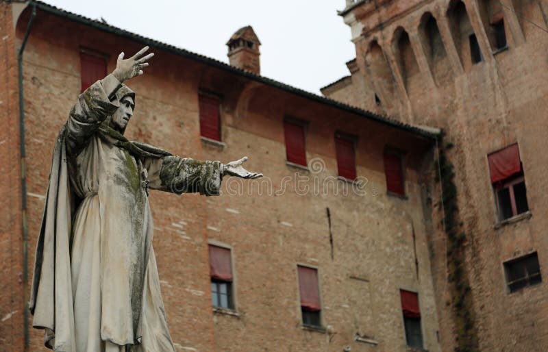 Estátua grande de Savonarola Girolamo em Ferrara em Itália e no Ca imagens de stock royalty free Estátua grande de Savonarola Girolamo em Ferrara em Itália e no Ca imagens de stock royalty free