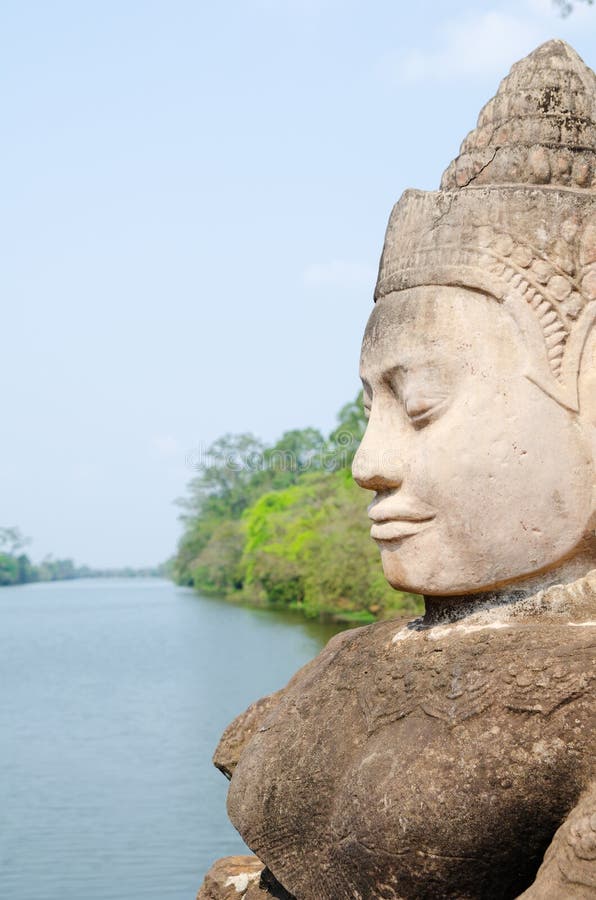 Estátua de pedra antiga de Angkor