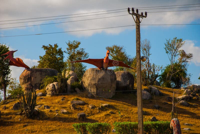 Estátuas de pássaros antigos do dinossauro Modelos animais pré-históricos, esculturas no vale do parque nacional em Baconao, Cuba imagens de stock royalty free Estátuas de pássaros antigos do dinossauro Modelos animais pré-históricos, esculturas no vale do parque nacional em Baconao, Cuba imagens de stock royalty free