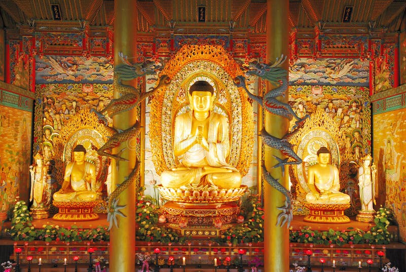 Estátuas douradas majestosas de Buddha