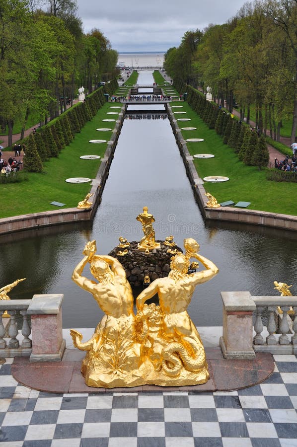 Estátuas e fontes douradas do palácio de Peterhof, St Petersburg imagens de stock Estátuas e fontes douradas do palácio de Peterhof, St Petersburg imagens de stock