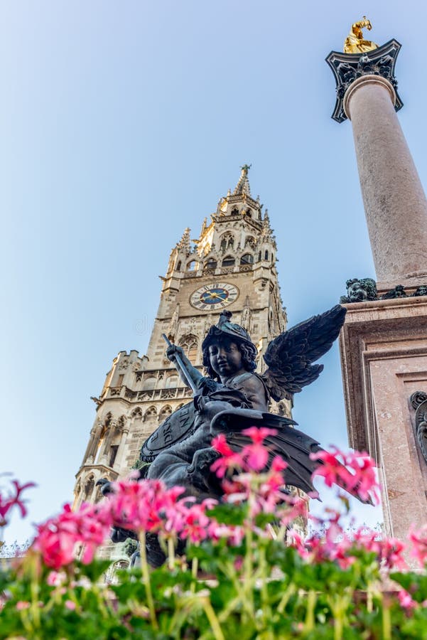 Estátuas e torre no Marienplatz de Munich em Alemanha fotos de stock Estátuas e torre no Marienplatz de Munich em Alemanha fotos de stock