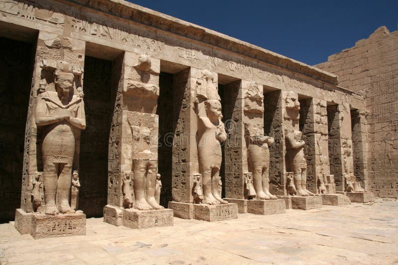 Estátuas no templo de Luxor