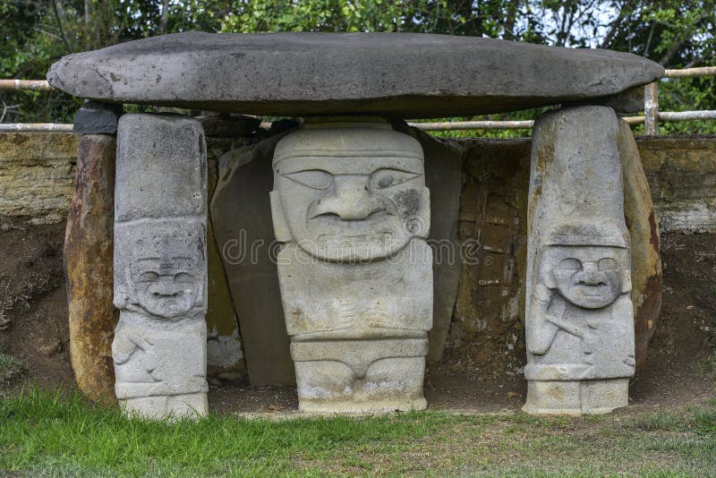 Estátuas pre-columbian antigas em San Agustin, Colômbia foto de stock royalty free Estátuas pre-columbian antigas em San Agustin, Colômbia foto de stock royalty free