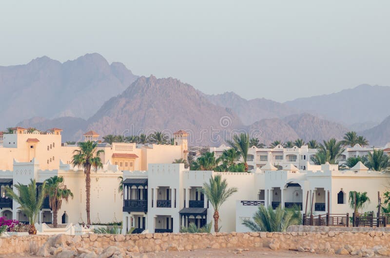 Estâncias em um fundo das montanhas, Sharm el-Sheikh, Egito imagens de stock Estâncias em um fundo das montanhas, Sharm el-Sheikh, Egito imagens de stock