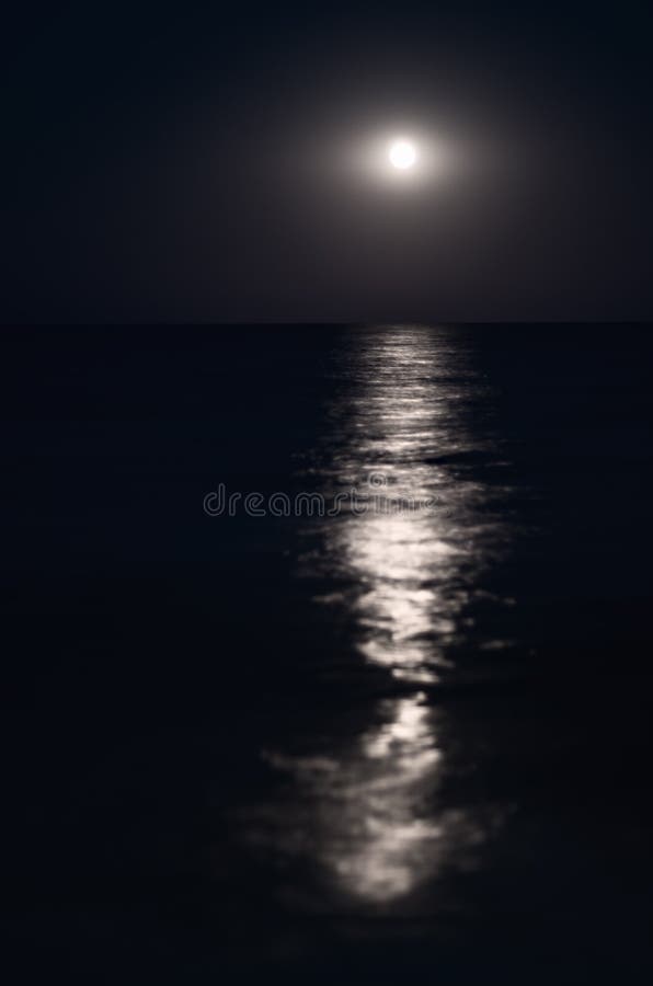 Esté en la luna en el cielo azul de la noche, horizonte de mar, ondas, reflexión de la luz foto de archivo Esté en la luna en el cielo azul de la noche, horizonte de mar, ondas, reflexión de la luz foto de archivo